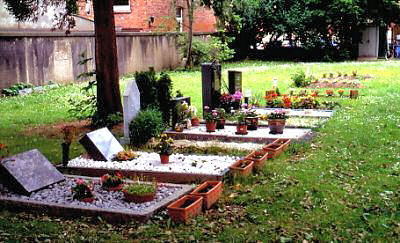 Mit dem Jahre 1994 setzten neue Bestattungen auf dem Friedhof ein.