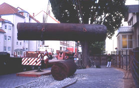 Das Mahnmal und Hans-Jrgen Breuste whrend der Bauphase