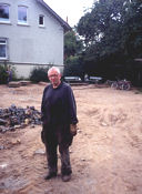 Das Mahnmal und Hans-Jürgen Breuste während der Bauphase